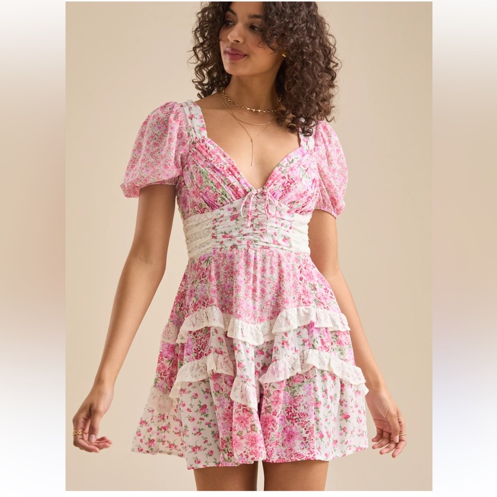Altar'd State
Arya Floral Mini Dress size M Sold out Online !!